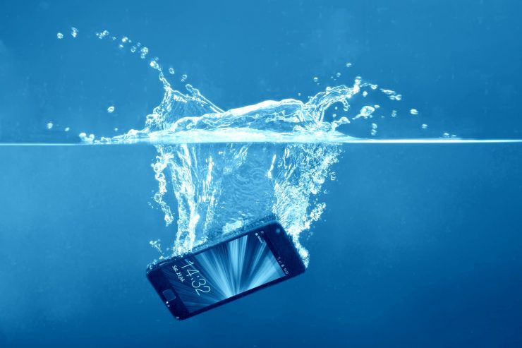 Jak odstranit vodu z reproduktoru telefonu?
